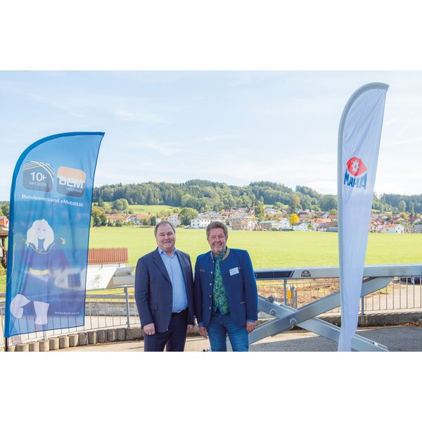 V.l.: Dr. Thomas Aubel, Geschäftsführer, MAHA Maschinenbau Haldenwang und Kurt Sigl, Präsident, Bundesverband eMobilität e.V