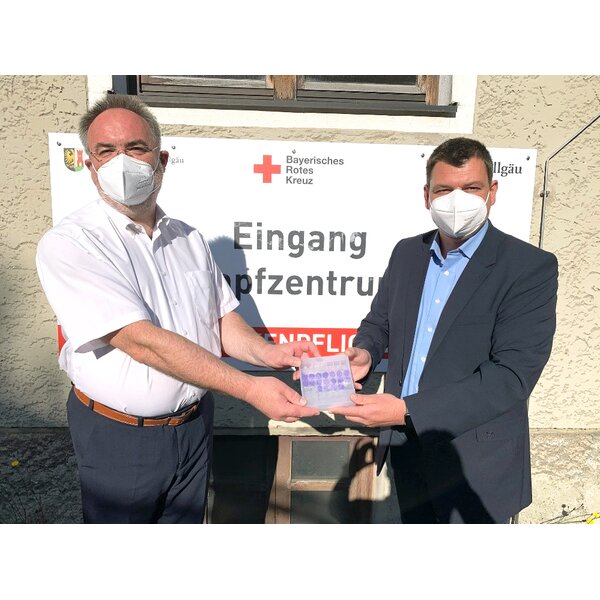 Im Bild: Alexander Schwägerl (Kreisgeschäftsführer BRK Kreisverband Oberallgäu) und Maurizio Kaiser (MAHA Maschinenbau Haldenwang)